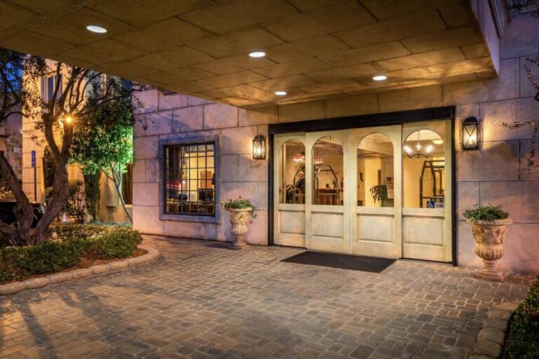 Ayres lobby 184967470 1 768x512